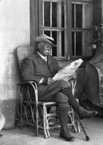 Stanisław Niedzielski, właściciel dworu w Śledziejowicach siedzący na ganku, 1931 rok, NAC 