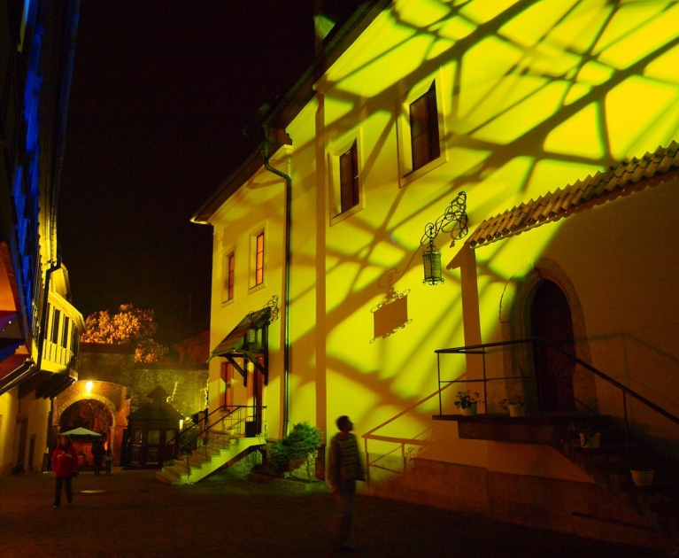 Zamek Żupny podświetlony na żółto. Widok na dziedziniec