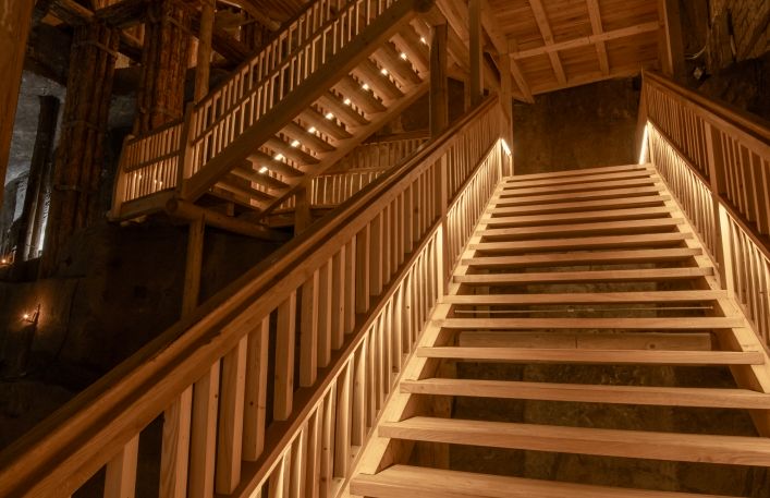 Podświetlone, drewniane schody w Komorze Saurau.