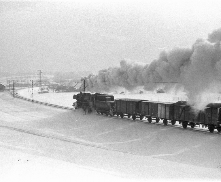 czarno-biała fotografia lokomotywy parowej, zimą