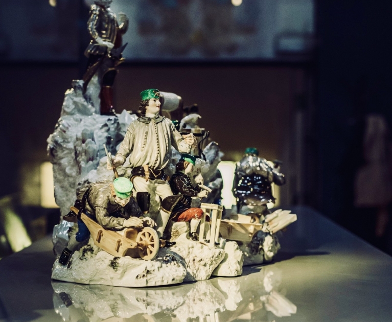 duża figura z górnikami porcelanowa na wystawie