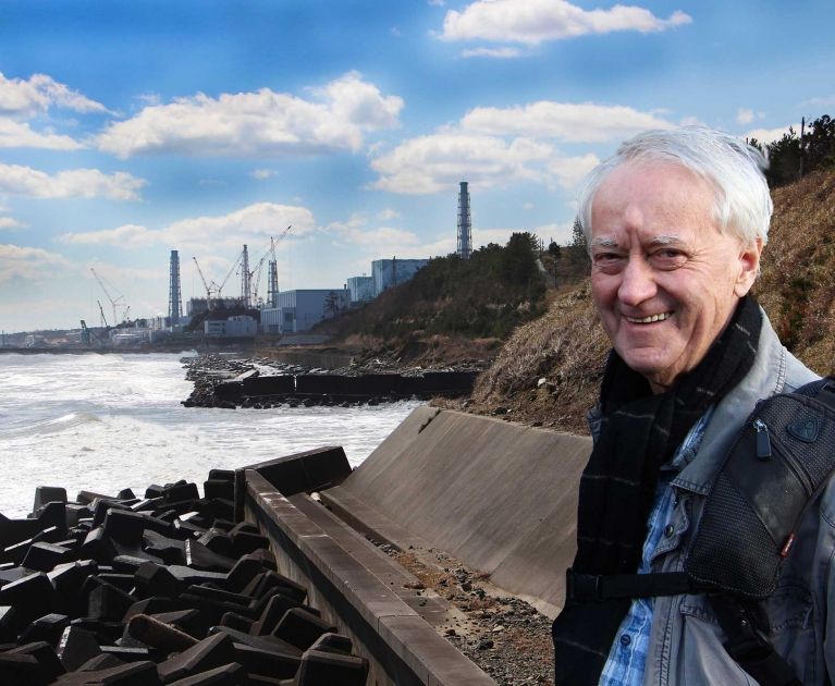 starszy mężczyzna na wybrzeżu - w planie elektrownia atomowa