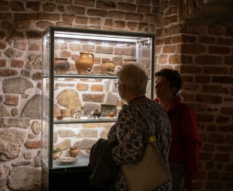 turystki oglądają wystawę archeologiczną w Zamku