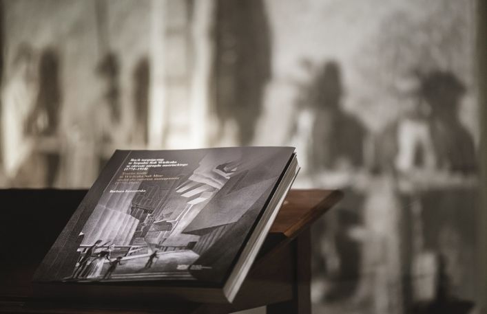 Najnowsza publikacja Muzeum autorstwa Barbary Konwerskiej. Książka leży oparta na beczce z solą. W tle rozmyte kontury zdjęć. Okładka książki przedstawia czarno-biały rysunek kopalni i zwiedzających ją turystów w dawnych strojach.