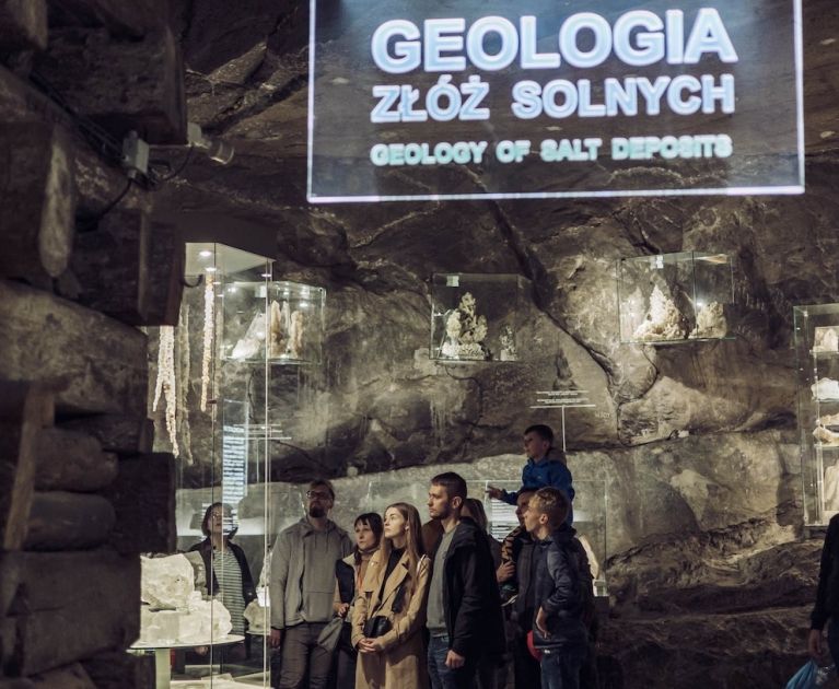 turyści zwiedzają ekspozycję geologiczną w Kopalni Soli