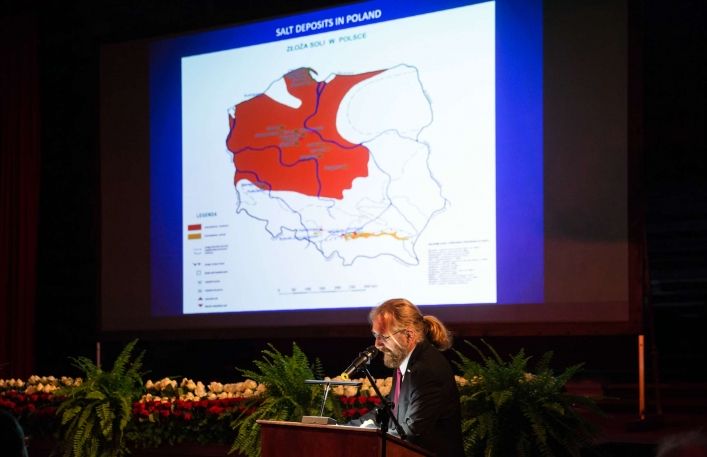Dyrektor Muzeum Jan Godłowski wygłasza prezentacje. Na ekranie mapa Polski z zaznaczonymi złożami soli.