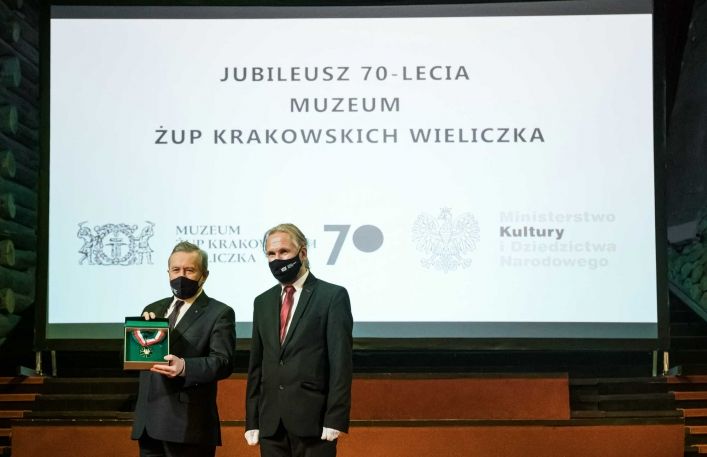 Prof. Gliński trzyma medal. Obok stoi Dyrektor Godłowski.