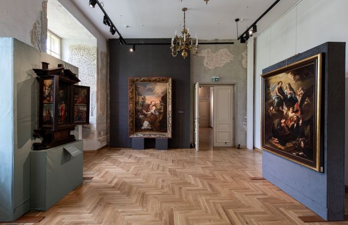 Sala wystaw z obrazami religijnymi oraz Tryptykiem Różańcowym.