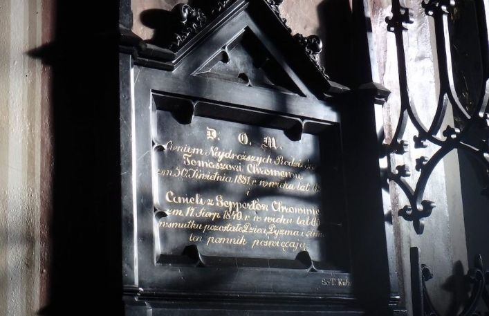 Czarna tablica ze złotymi napisami upamiętniająca fundatorów Kościoła.