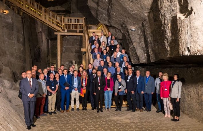 Zdjęcie grupowe uczestników konferencji na schodach w komorze Saurau w kopalni soli.
