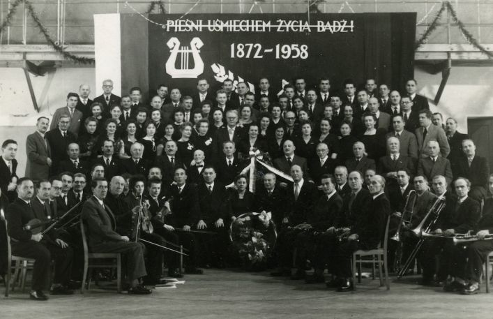 Czarno-białe zdjęcie chóru z roku 1958, wśród chórzystów Alfons Długosz