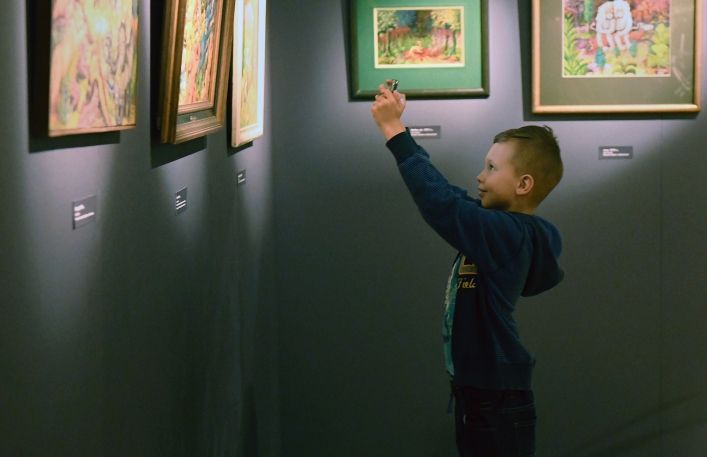 Mały chłopiec robi zdjęcia obrazu na wystawie