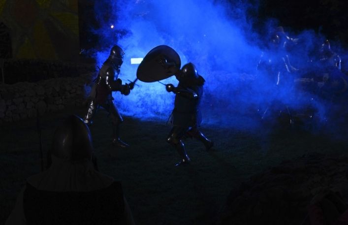 Pokaz walki rycerskiej na dziedzińcu Zamku w nocy