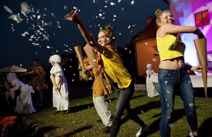 Artystki wysypują konfetti podczas spektaklu na dziedzińcu Zamku