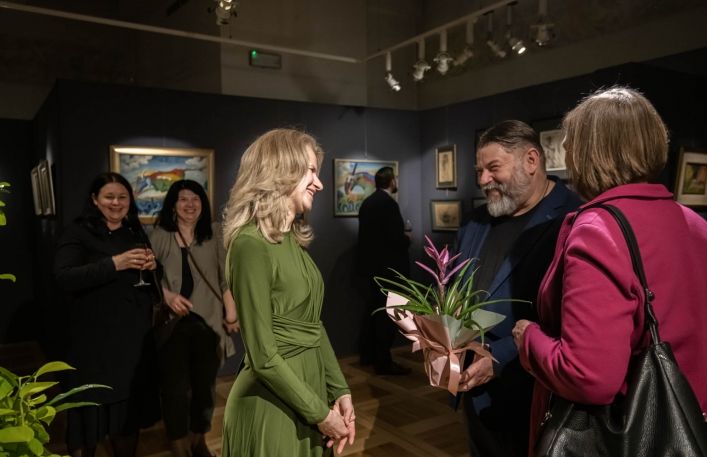 uśmiechnięta Klementyna Ochniak-Dudek, kuratorka wystawy otrzymuje kwiaty z podziękowaniami