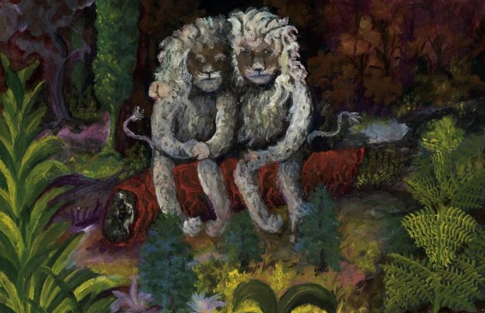 Dwa białe lwy siedzą obejmując się jak ludzie na leżącym drzewie w kolorowym lesie.