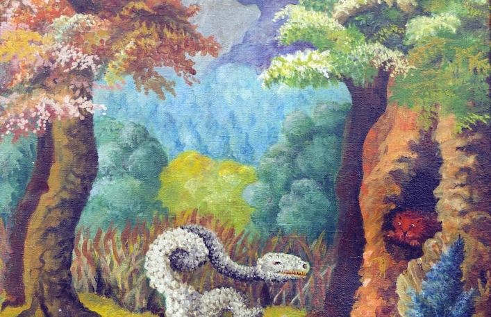 Biały smok z długą szyją patrzy w stronę dziupli w drzewie gdzie siedzi ukryte czerwone zwierzę przypominające kota. Na około zwierząt i smoka kolorowy las