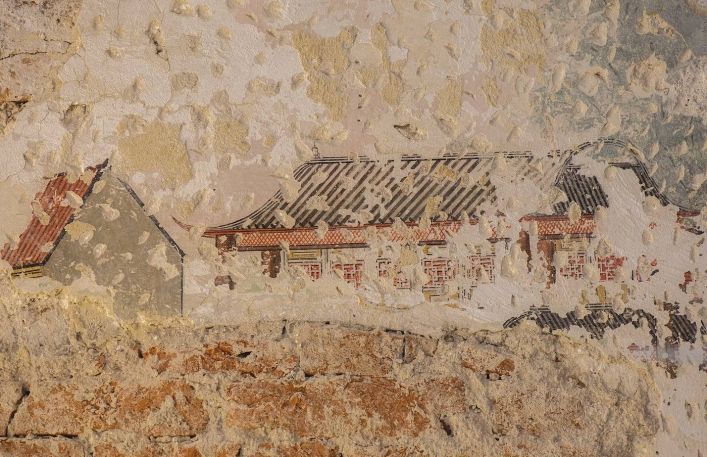 Fragment odsłoniętej polichromii przedstawiającej dom w stylu japońskim