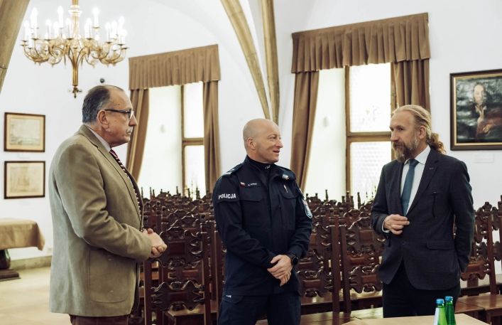 Dyrektor Jan Godłowski, wice dyrektor Zbigniew Jawień i Komendant Mirosław Strach rozmawiają w Sali Gotyckiej.