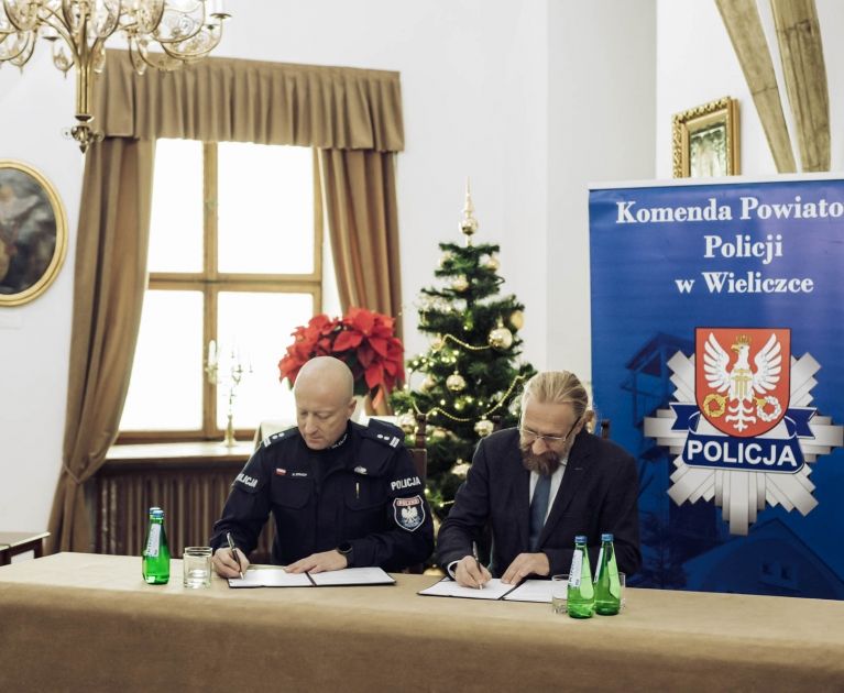 uroczystości podpisania dokumentu na zdjęciu Komendant mł. insp. Mirosław Strach oraz Dyrektor Muzeum Jan Godłowski