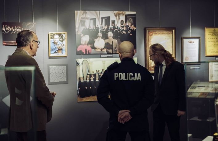 Komendant wraz z Dyrektorem Muzeum  Janem Godłowskim i wice dyrektorem Zbigniewem Jawieniem, zwiedzają wystawę czasową- oglądają fotografie chóru Lutnia.