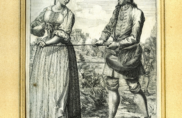 Czarno-biała grafika przedstawiająca kobietę i mężczyznę w strojach historycznych trzymających linę..