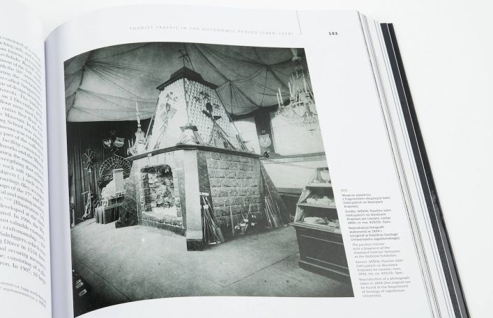 Czarno-białe zdjęcie z książki ze strony 143, przedstawiające wnętrza pawilonu z fragmentami ekspozycji Salin Galicyjskich  na wystawie krajowej.