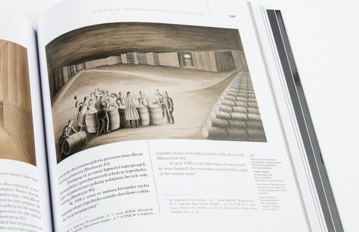Otwarta nagrodzona książka na stronie 199. Widać ilustrację przedstawiającą grupę ludzi i beczki w kopalni soli. Ilustracja jest w kolorach brązu.