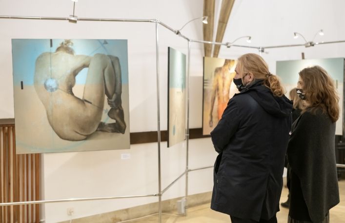 Seria zdjęć z otwarcia wystawy: Dyrektor Jan Godłowski ogląda obrazy na wystawie wraz z  Panią Zytą Misztal von Blechinger - kuratorką i promotorką wystawy.
