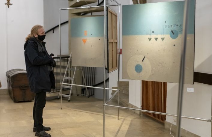 Seria zdjęć z otwarcia wystawy: Dyrektor Jan Godłowski ogląda obrazy na wystawie wraz z  Panią Zytą Misztal von Blechinger - kuratorką i promotorką wystawy.