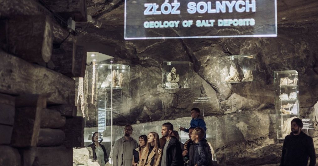 Turyści na wystawie Geologia Złóż Solnych.