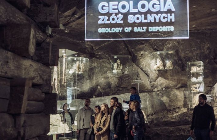 Turyści na wystawie Geologia Złóż Solnych.