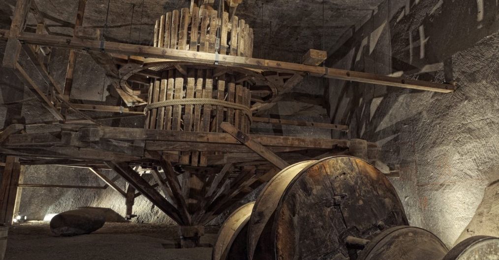 Drewniana maszyna wyciągowa - kierat konny, w podziemnej ekspozycji muzeum.