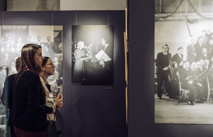 Zaproszeni goście oglądają wystawę podczas wernisażu – archiwalne zdjęcia wielkoformatowe.