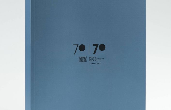 Niebieska okładka katalogu z czarnym napisem pośrodku - 70/70 Muzeum Żup Krakowskich Wieliczka JUBILEUSZ.Obok logo muzeum.