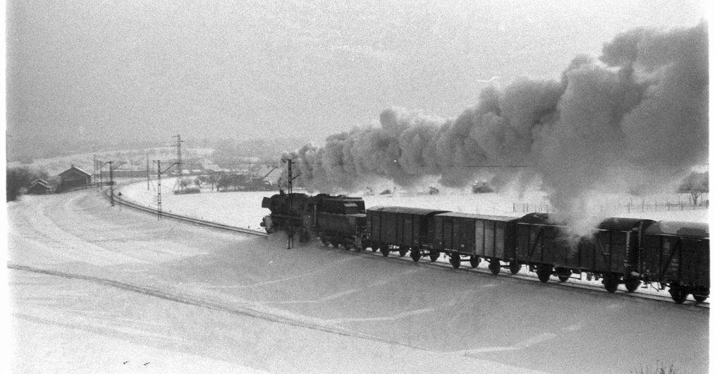 Pociąg towarowy jadący w kierunku Wieliczki. Z komina unosi się dużo dymu