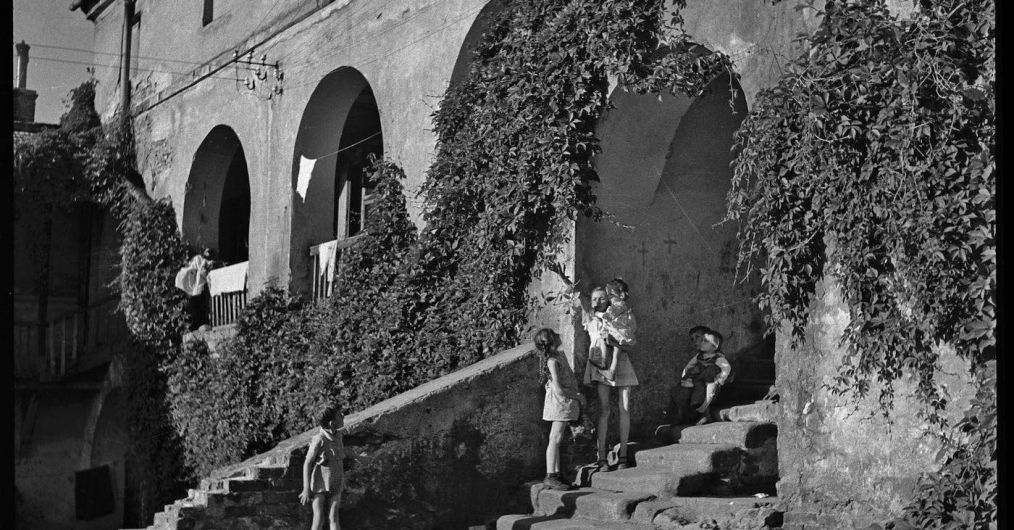 Kamienica przy Rynku Górnym. Na schodach grupa dzieci w letni dzień