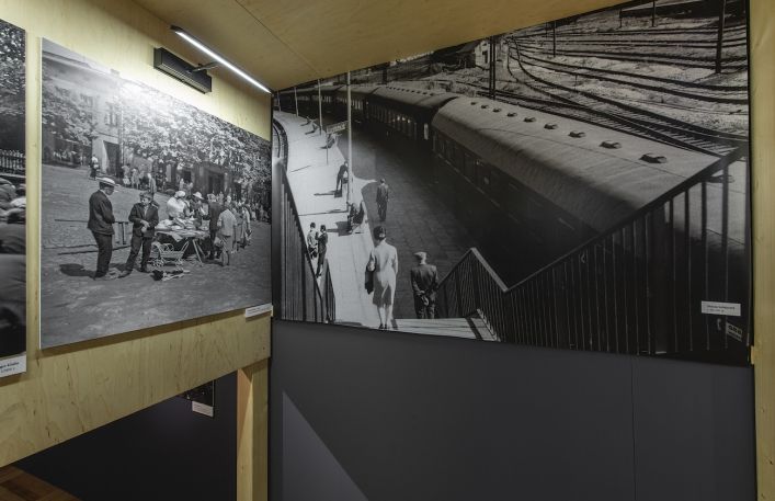 Widok wydruków wielkoformatowych zawieszonych w sali wystaw czasowych w Zamku Żupnym. Fotografie są czarno-białe.