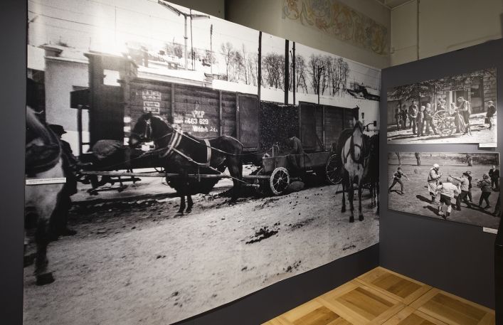 Widok wydruków wielkoformatowych zawieszonych w sali wystaw czasowych w Zamku Żupnym. Fotografie są czarno-białe.