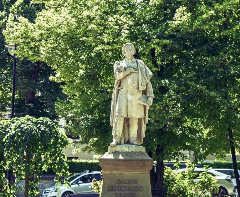 Pomnik Adama Mickiewicza w Wieliczce na plantach