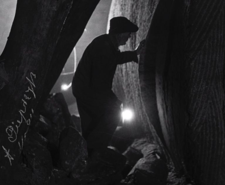 górnik w kopalni soli, zdjęcie z lat 60.