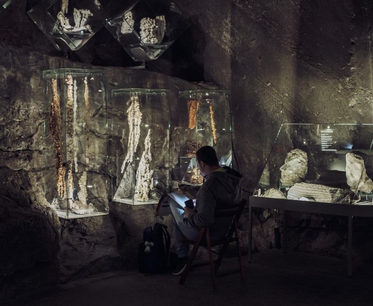artysta maluje kryształy solne w Kopalni
