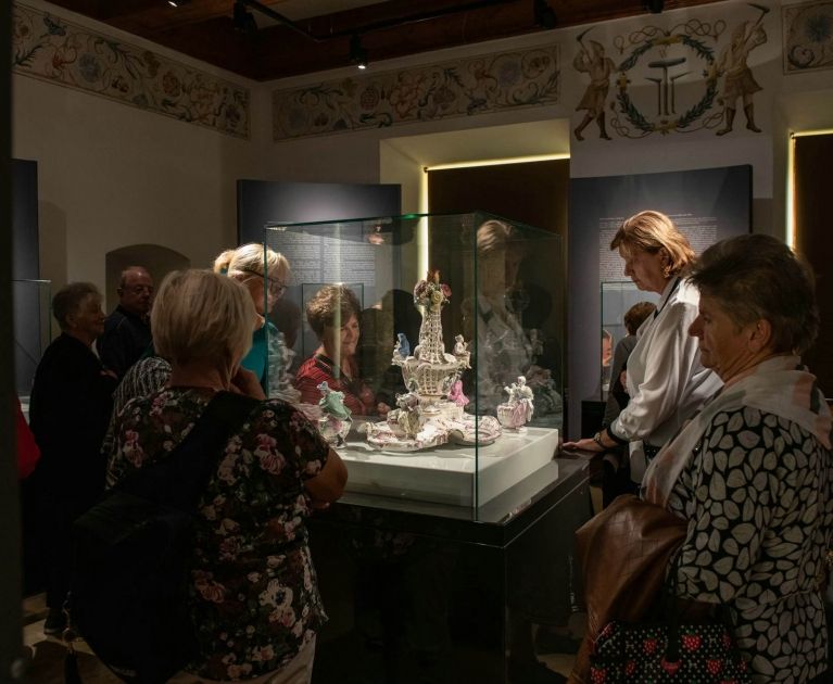 Darmowy listopad". "Grupa turystów ogląda zestaw solniczek z porcelany na wystawie w Zamku Żupny