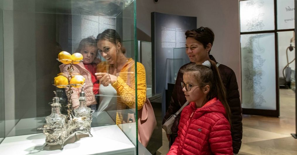 Turystki oglądają komplet przyprawowy z cytrynami na wystawie w Zamku Żupnym.