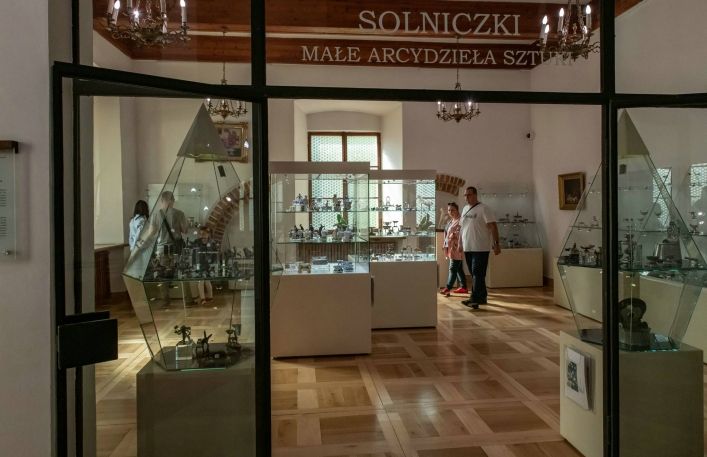 Zwiedzający wystawę "Solniczki - małe arcydzieła sztuki" .