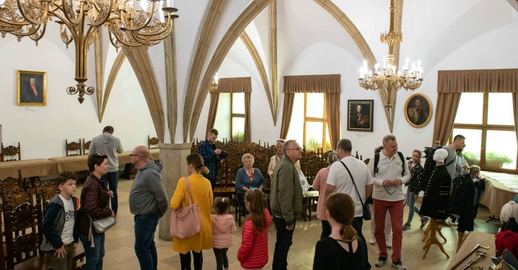 Grupa zwiedzających w Sali Gotyckiej w Zamku Żupnym