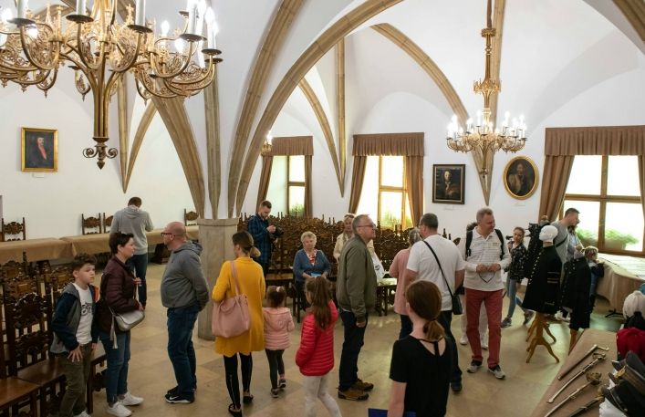 Grupa zwiedzających w Sali Gotyckiej w Zamku Żupnym
